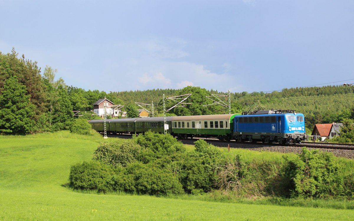 Am 02.06.16 fanden zwischen Zwickau Hbf und Hof Hbf Schulungsfahrten statt.
140 042-4 der PRESS hier zu sehen in Jößnitz/V.

