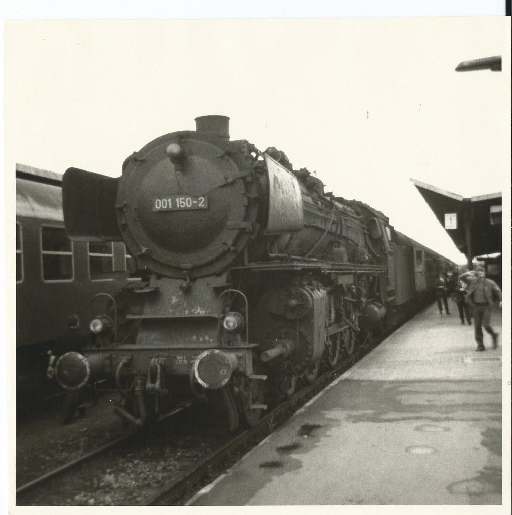 Am 02.06.1973 steht der Eilzug  Frankenland  nach Hof mit 001 150-2 in Bamberg Hbf und wartet auf die Abfahrt. Das Foto stammt von meinem Vater Franz Bauch.