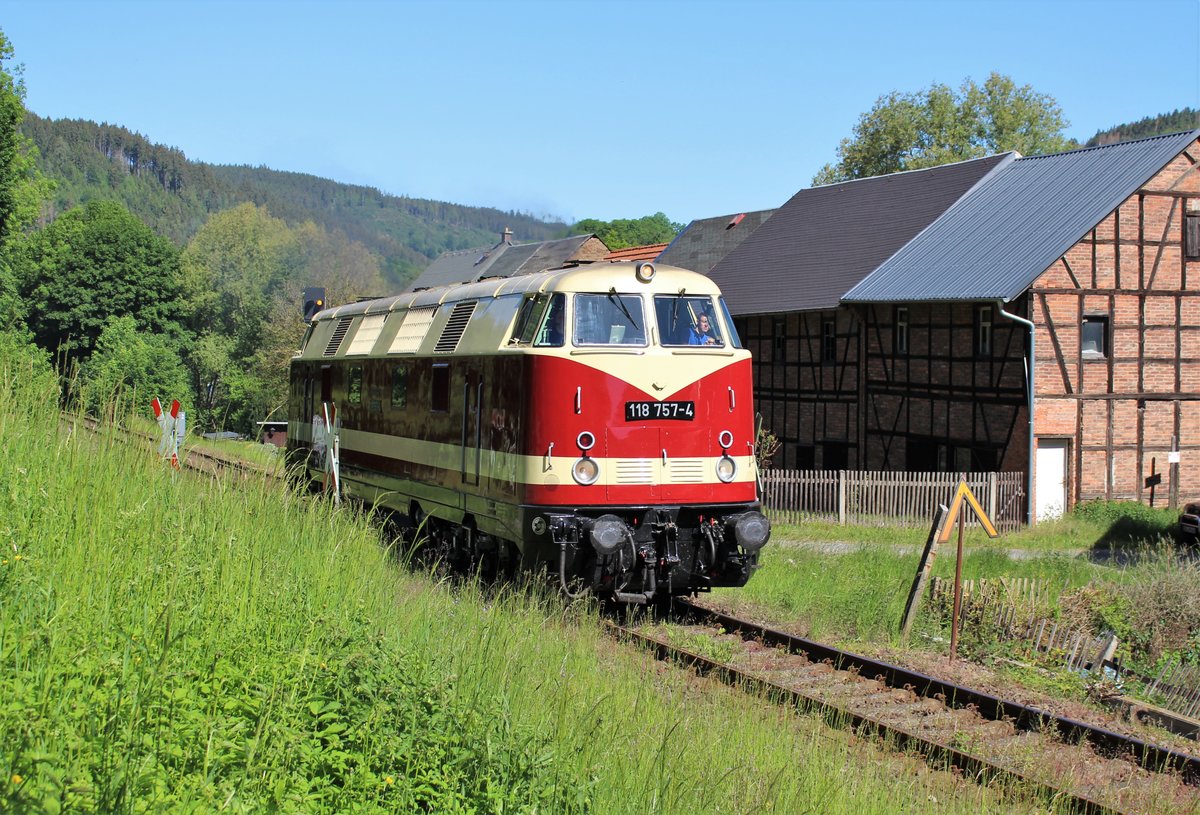 Am 02.06.20 holte 118 757-4 (PRESS) in Blankenstein einen Kran ab. Hier ist die Lok in Leutenberg zu sehen.