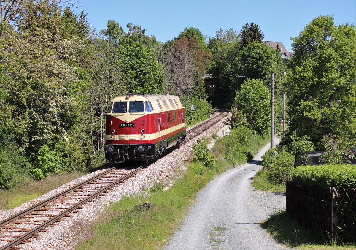 Am 02.06.20 holte 118 757-4 (PRESS) in Blankenstein einen Kran ab. Hier ist die Lok in Bad Lobenstein zu sehen.