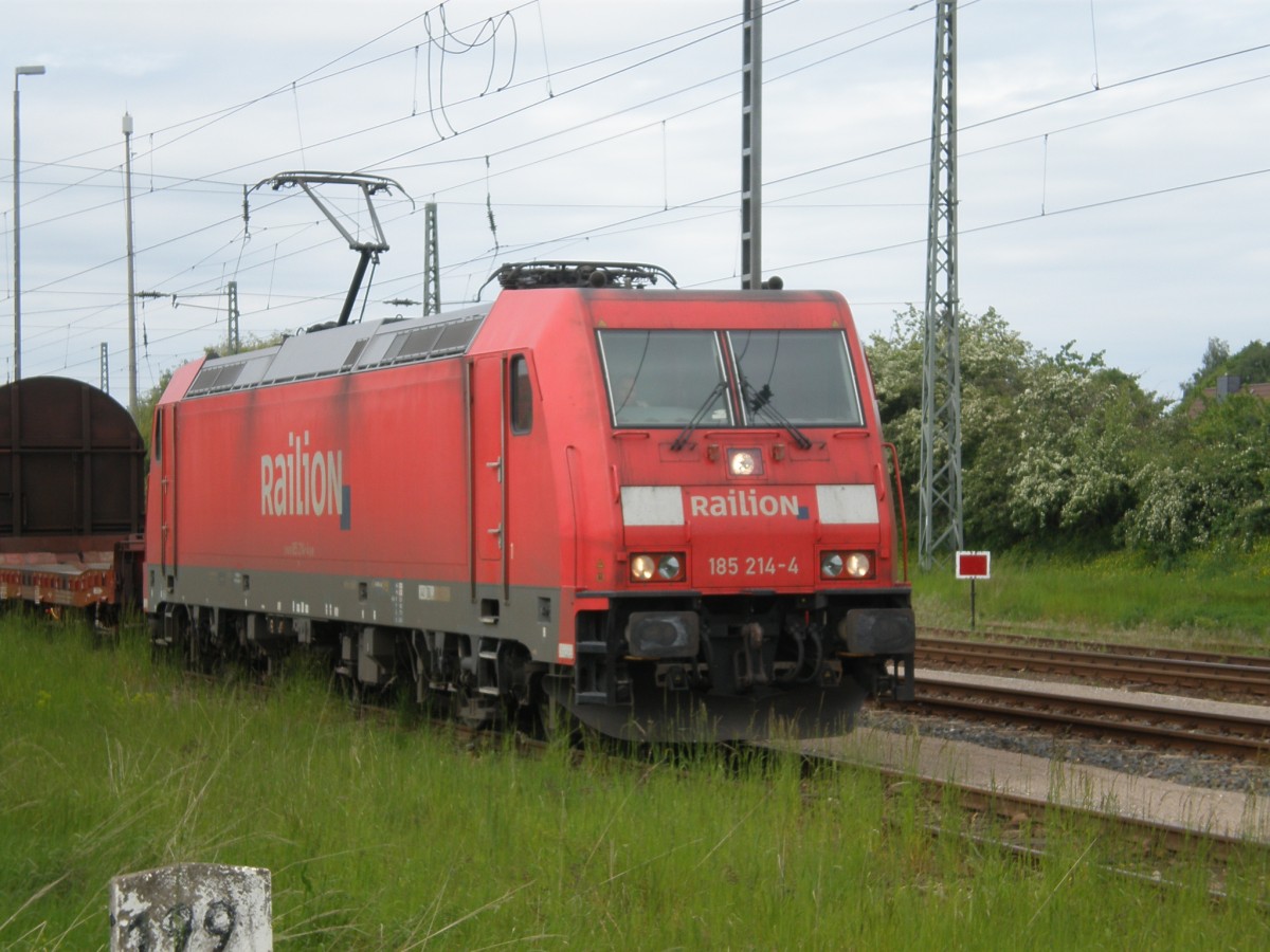 Am 02.06.2010 stand die 185 214 von DB Schenker Rail im Bahnhof Grimmen. Sie bespannte den Schadwagenzug von Rostock-Seehafen nach Eberswalde. Weshalb der Zug über die Nordbahn umgeleitet wurde ist mir leider unbekannt, dennoch sehr interessant. 