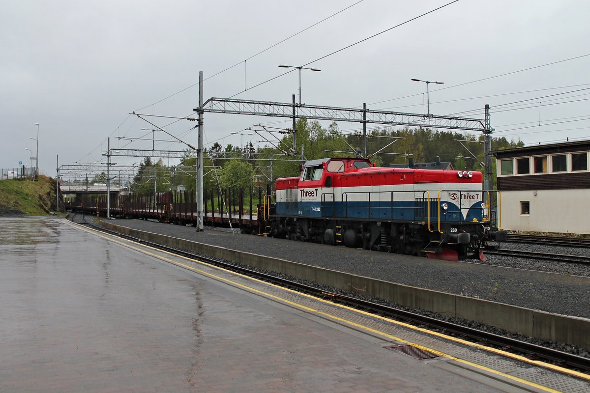 Am 02.06.2015 schob T44 280 von Three T mehrere leere Holzwagen durch den Bahnhof von Narvik in Richtung Güterbahnhof/Hafen.