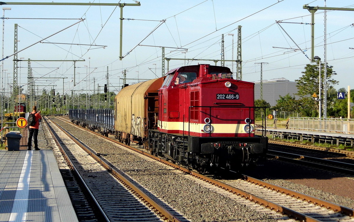 Am 02.06.2017 die 202 466-9 von der SKL Umschlagservice Magdeburg GmbH & Co. KG, in Magdeburg Hbf .