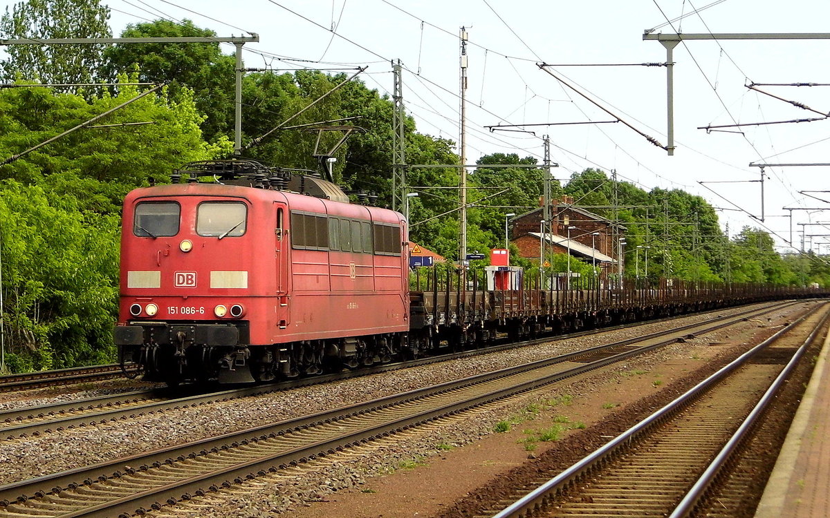 Am 02.06.2017 kam die 151 086-6 von der DB Cargo AG, aus Richtung Magdeburg nach Niederndodeleben und fuhr weiter in Richtung Braunschweig .