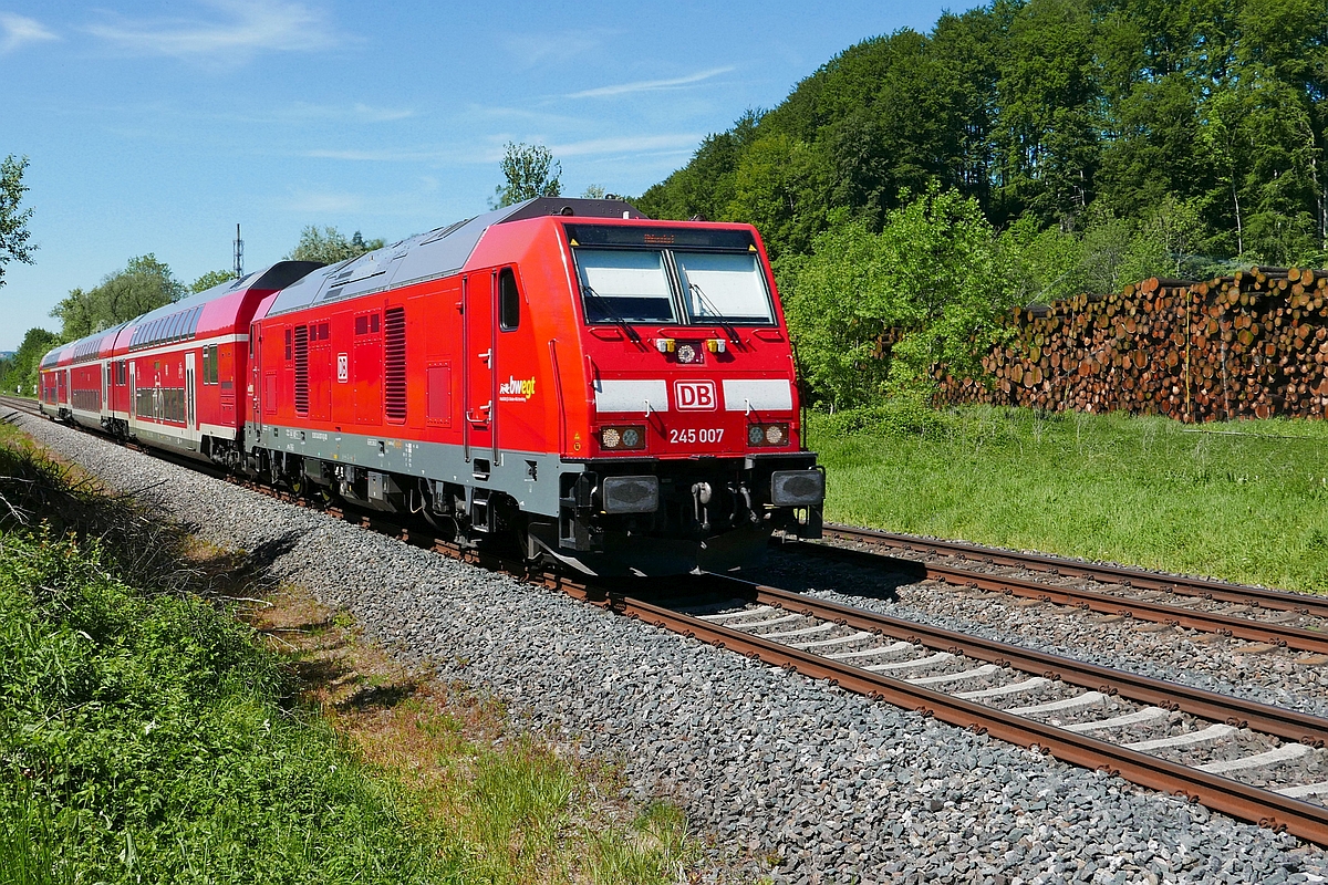 Am 02.06.2019 fährt 245 007 mit dem RE 3232, Lindau - Aulendorf, im Schussentobel bei Kilometer 166.0 an einem Holzlagerplatz vorbei