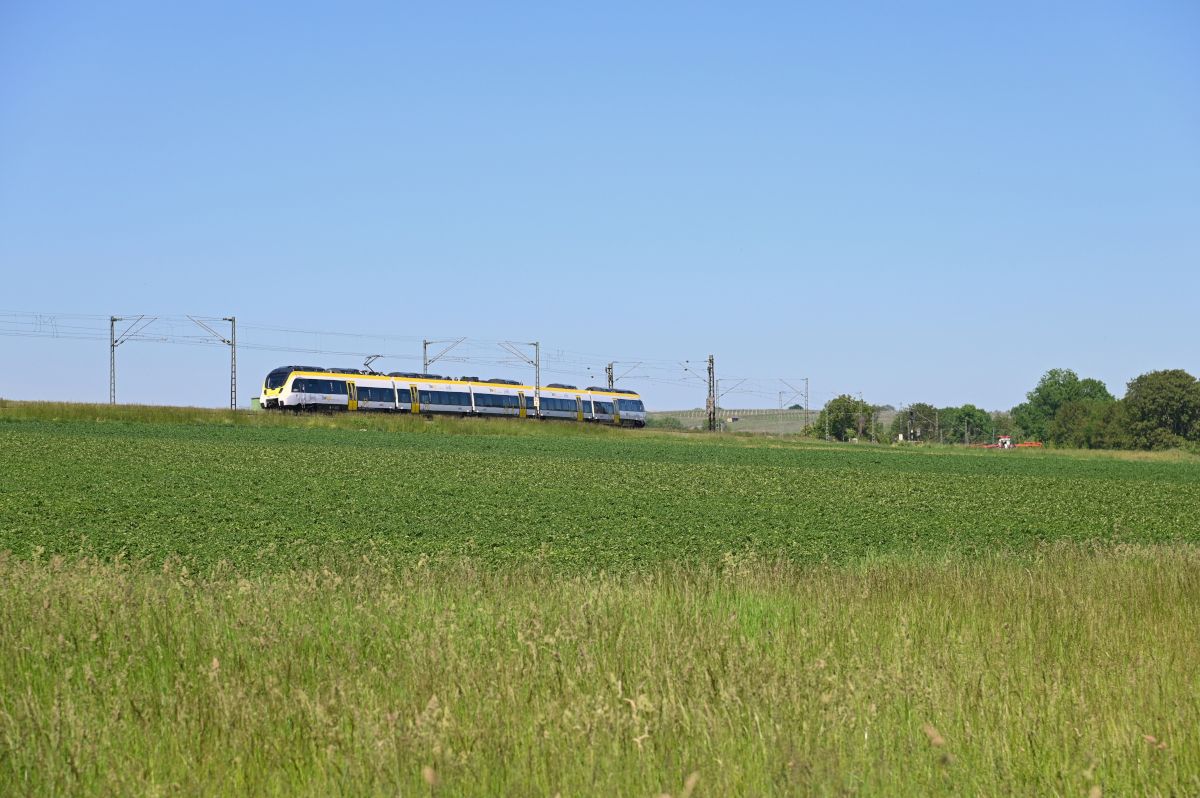 Am 02.06.2021 ist ein Abellio-Hamster zwischen Nordheim und Lauffen in Richtung Stuttgart unterwegs.