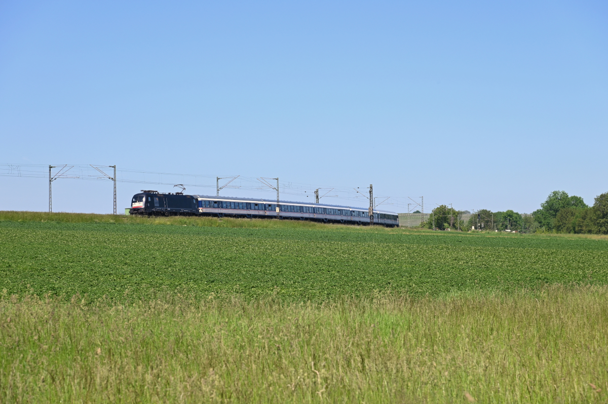 Am 02.06.2021 ist eine MRCE 182 mit einem TRI-Ersatzzug zwischen Nordheim und Lauffen in Richtung Stuttgart unterwegs.