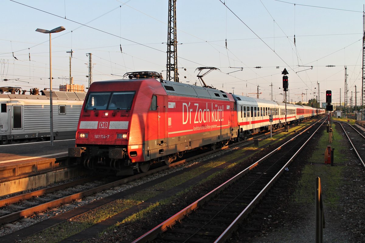 Am 02.07.2015 bespannte 101 114-7  D´r Zoch kütt! den IC 61419 (Duisburg Hbf - Basel SBB)/CNL 40419 (Amsterdam Centraal - Zürich HB)/CNL 479 (Hamburg-Altona - Zürich HB), als sie am frühen Morgen an den Bahnsteig im Badischen Bahnhof von Basel rollte.