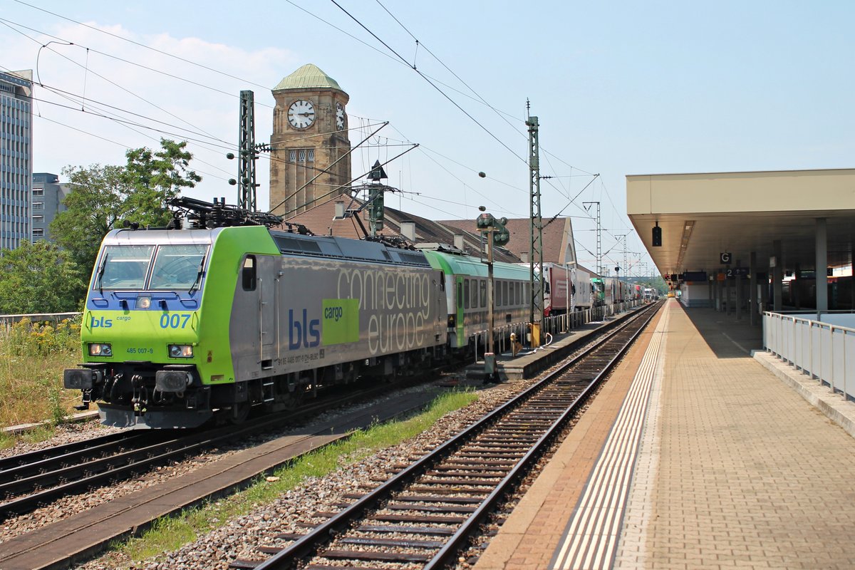 Am 02.07.2015 fuhr Re 485 007-9 mit einer RoLa (Freiburg (Brsg) Rbf - Novara) über Gleis 1 durch den Badischen Bahnhof von Basel in Richtung Rangierbahnhof Muttenz.