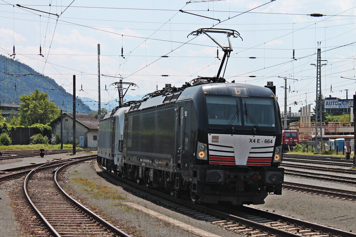 Am 02.07.2018 rangiert MRCE/LM X4 E-664 (193 664-0) zusammen mit 193 772  Viola  im südlichen Vorfeld vom Bahnhof Kufstein an ihren KLV, welcher zuvor von 139 312-3 gebracht worden ist, um ihn später dann in Richtung Italien zu befördern.