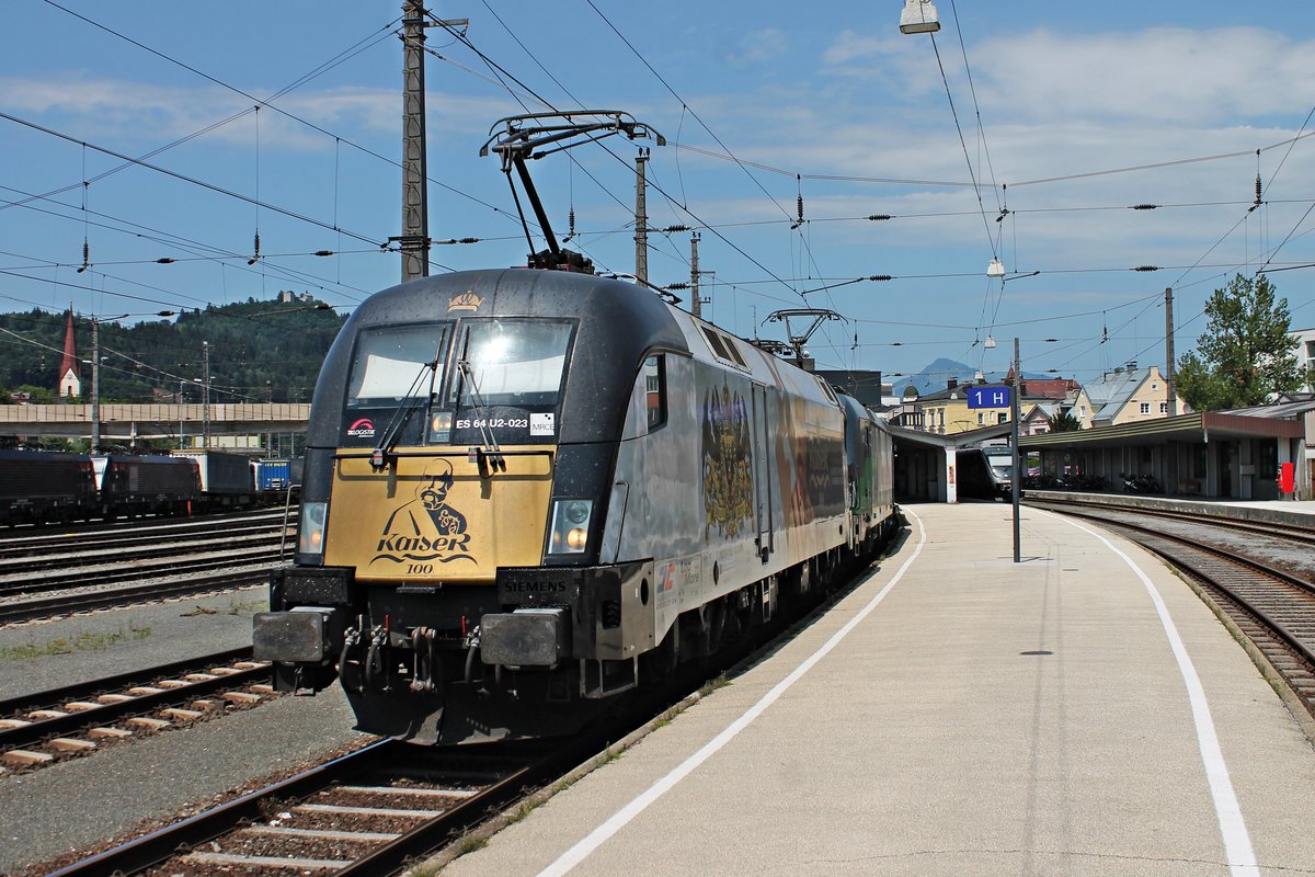 Am 02.07.2018 stand MRCE/TXL ES 64 U2-023 (182 523-1)  Kaiser Franz Joseph von Österreich  zusammen mit ELL/TXL 193 283 und einem langen KLV nach Verona Q. E. abfahrbereit auf Gleis 1 im Bahnhof von Kufstein.