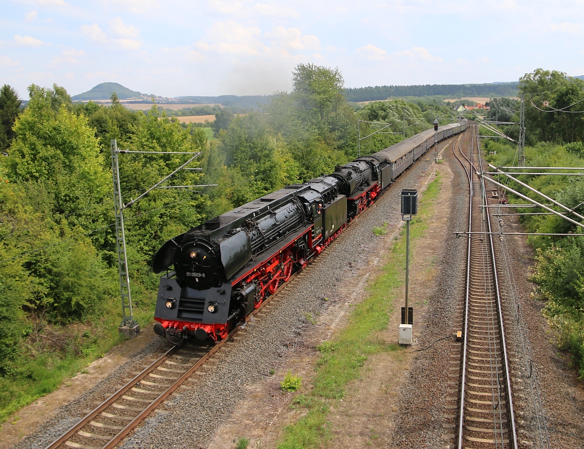 Am 02.08.2015 konnten an der Eichenberger Osteinfahrt die beiden Dampfloks 01 0509-8 mit 001 150-2 mit einem Sonderzug in Fahrtrichtung Norden abgelichtet werden.