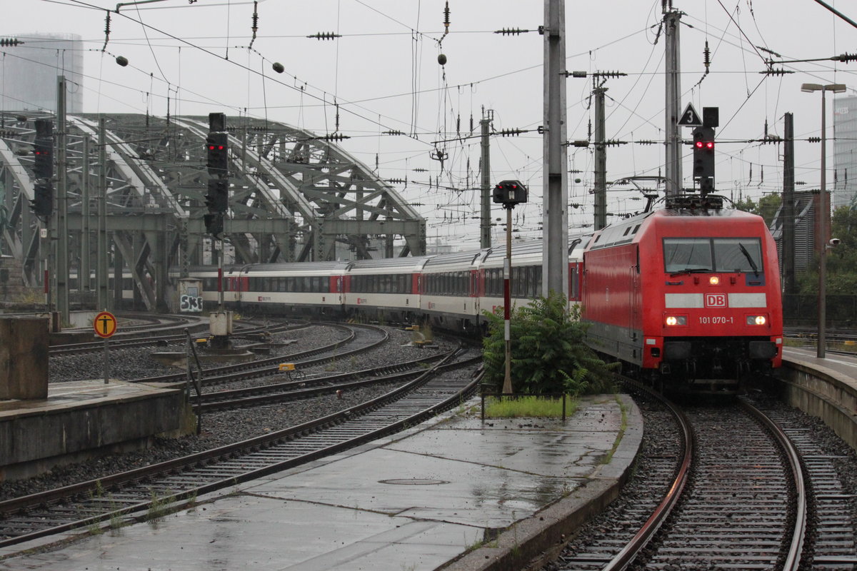 Am 02.08.2016 erreicht EC 7 Hamburg - Zürich den Kölner Hauptbahnhof von Osten her über die Hohenzollernbrücke.