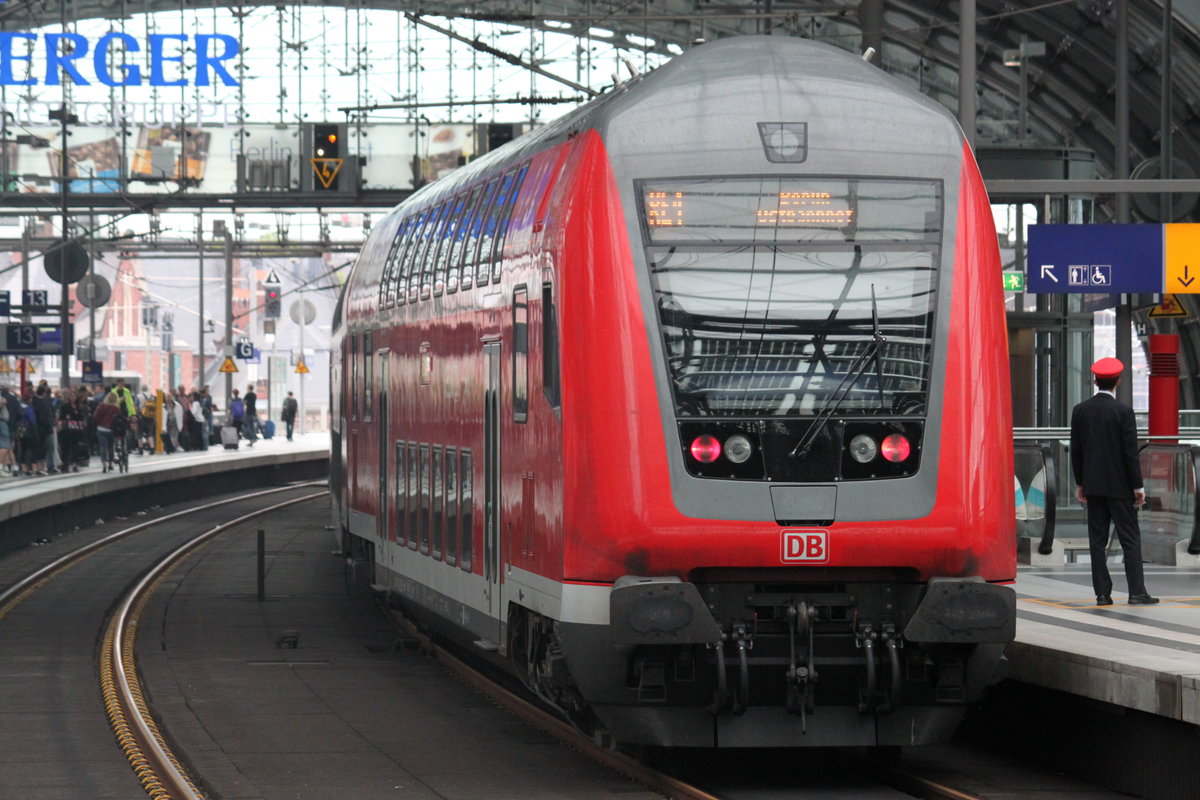 Am 02.08.2016 macht sich ein Dosto als RE1 nach Berlin Ostbahnhof im Berliner Hauptbahnhof auf den Weg über die Stadtbahn richtung Osten.