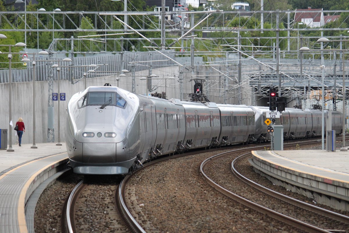 Am 02.08.2017 erreicht eine Doppeltraktion Flytoget nach Oslo Lufthavn den Bahnhof Lysaker.