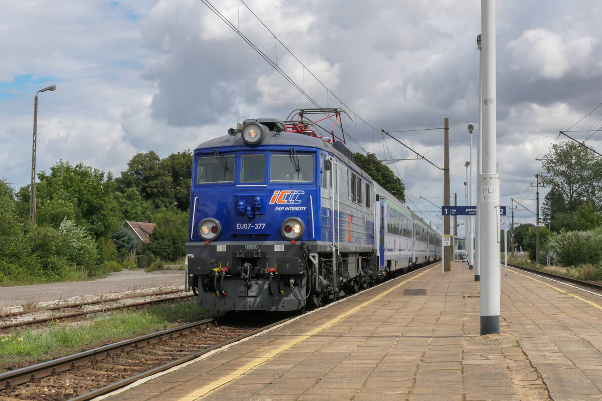 Am 02.08.2021 rollte EP07-377 mit ihrem EIC 5840 nach Kolobrzeg in den Bahnhof Ustronie Morskie ein.