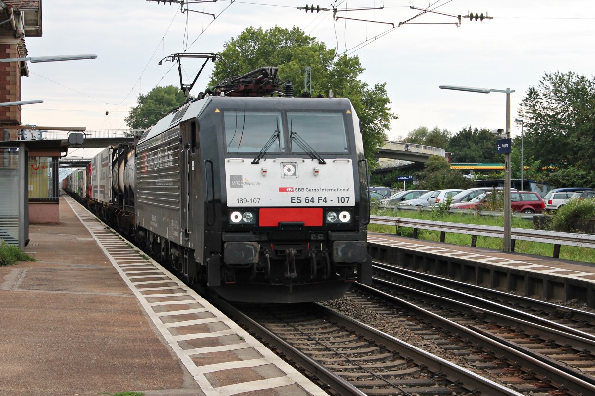 Am 02.09.2014 fuhr ES 64 F4-107 von SBB Cargo International mit einem Containerzug durch den Bahnhof von Orschweier gen Offenburg.