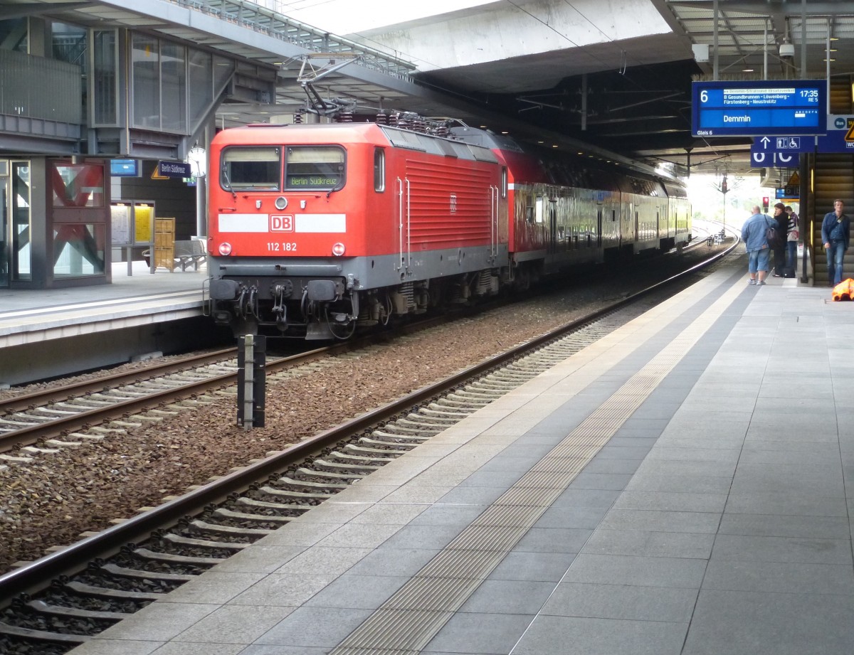 Am 02.09.2014 stand 112 182 in Berlin Südkreuz mit einer angekommenen Regionalbahn.