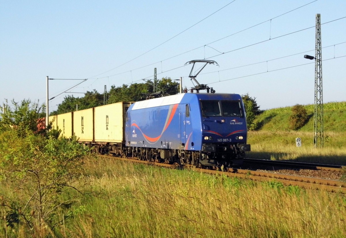 Am 02.09.2015 kam die  145 087-3 von der  METRANS (SRI Rail Invest  ) aus der Richtung Magdeburg nach Demker und fuhr weiter in Richtung Stendal .