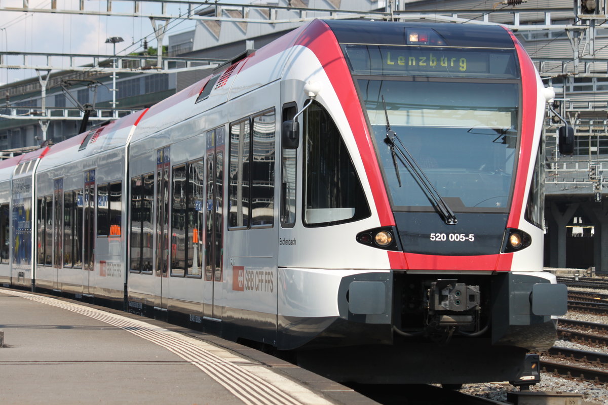 Am 02.09.2016 ist 520 005 (Stadler GTW 2/8) auf dem Weg nach Lenzburg. Hier bei der Ausfahrt aus Luzern.