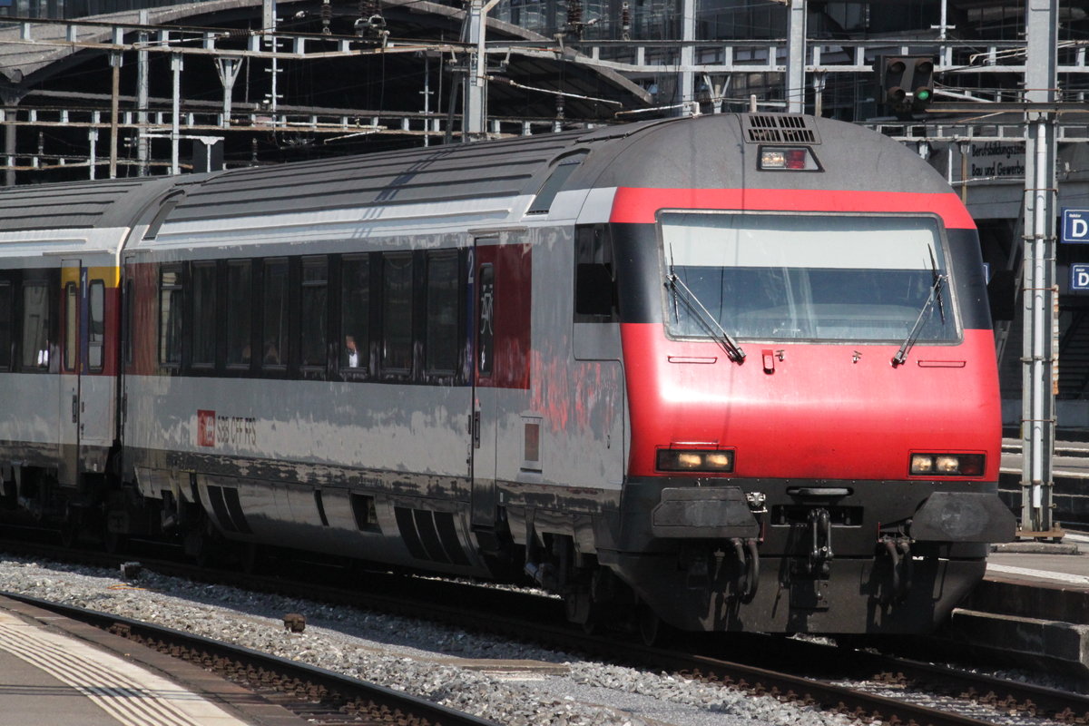 Am 02.09.2016 steht ein IR nach Genf im Bahnhof Luzern.