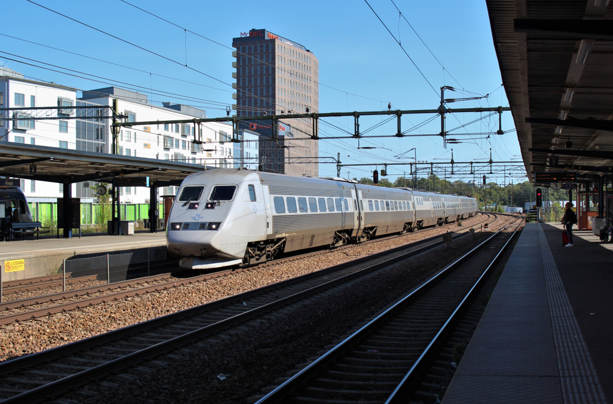 Am 02.09.2018 durcheilt Snabbtåg 419 nach Göteborg den stockholmer Vorortbahnhof Älvsjö. 