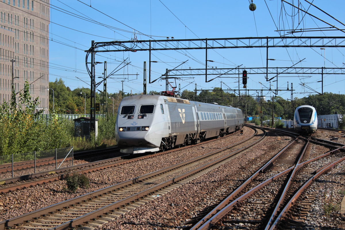 Am 02.09.2018 durchfährt Snabbtåg 529 nach Kopenhagen den Bahnhof Älvsjö südlich von Stockholm. Aufnahmestandort ist das öffentlich zugängliche Bahnsteigende.