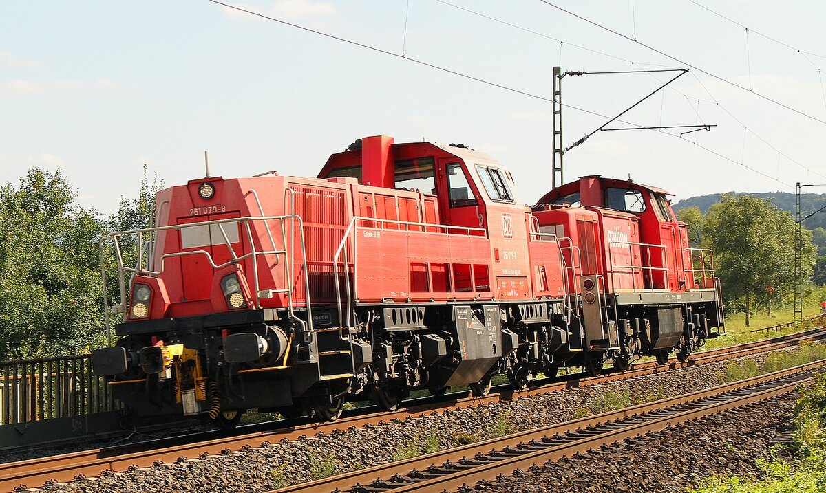 Am 02.09.2021 ist 261 079 mit 294 737 in Richtung Lützel nahe Stolzenfels auf der linken Rheinseite unterwegs.