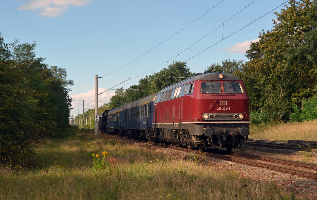 Am 02.10.16 überführte 216 224 eine aus Schweden stammende Dampflok durch Raguhn Richtung Leipzig. Der Zug war an diesem Tag von Rostock nach Gera unterwegs, am nächsten Tag ging die Fahrt weiter zum Bahnpark Augsburg.