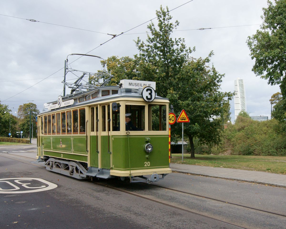 Am 02.10.2016 ist Triebwagen 20 der Museispårvägen Malmö (Museumsstraßenbahn Malmö) in Richtung Stadsbiblioteket unterwegs und gerade in den Kung Oscars väg eingebogen. Im Hintergrund ist der Turning Torso zu sehen.