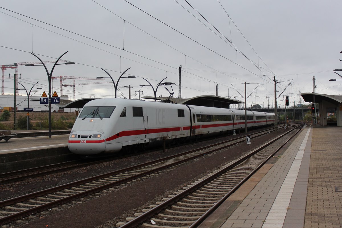 Am 02.10.2017 durchfährt ein umgeleiteter ICE den Hauptbahnhof Heidelberg in Richtung Bruchsal. 