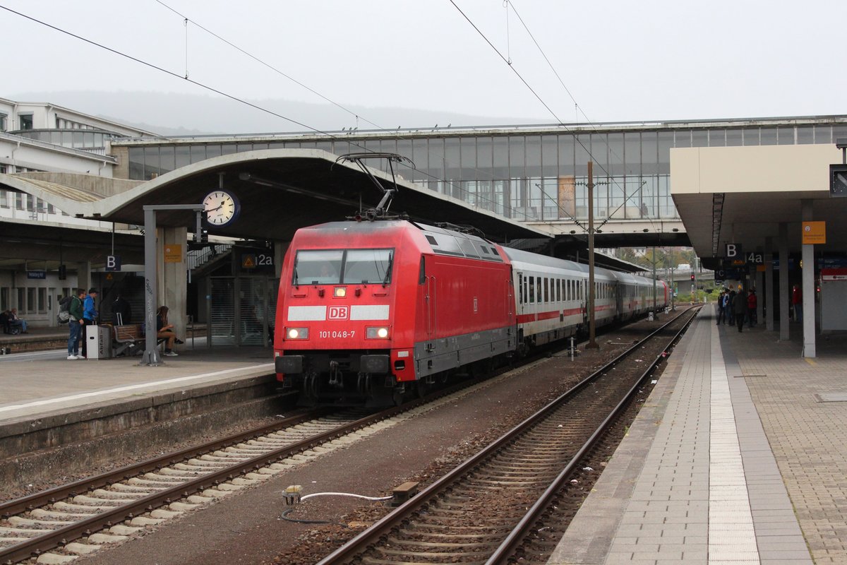 Am 02.10.2017 steht IC2370 nach Hamburg-Altona im Hauptbahnhof Heidelberg.