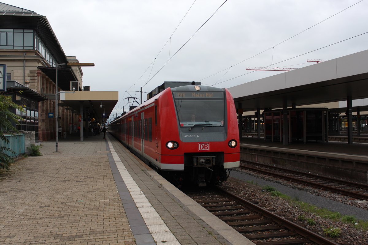 Am 02.10.2017 verlässt eine Doppeltraktion BR425 den Hauptbahnhof von Mannheim als RB in Richtung Mainz.