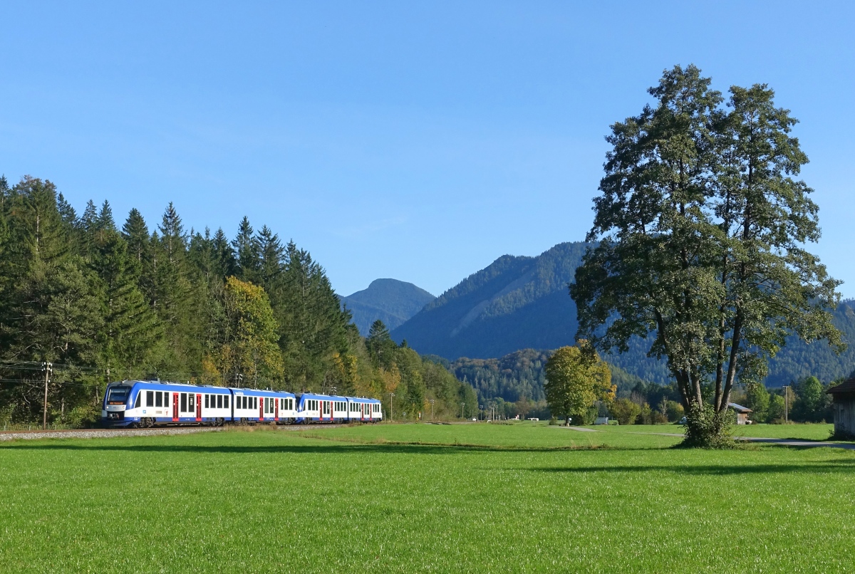 Am 02.10.2021 sind zwei LINT 54 der Bayerischen Regiobahn zwischen Geitau und Fischbachau auf dem Weg nach München