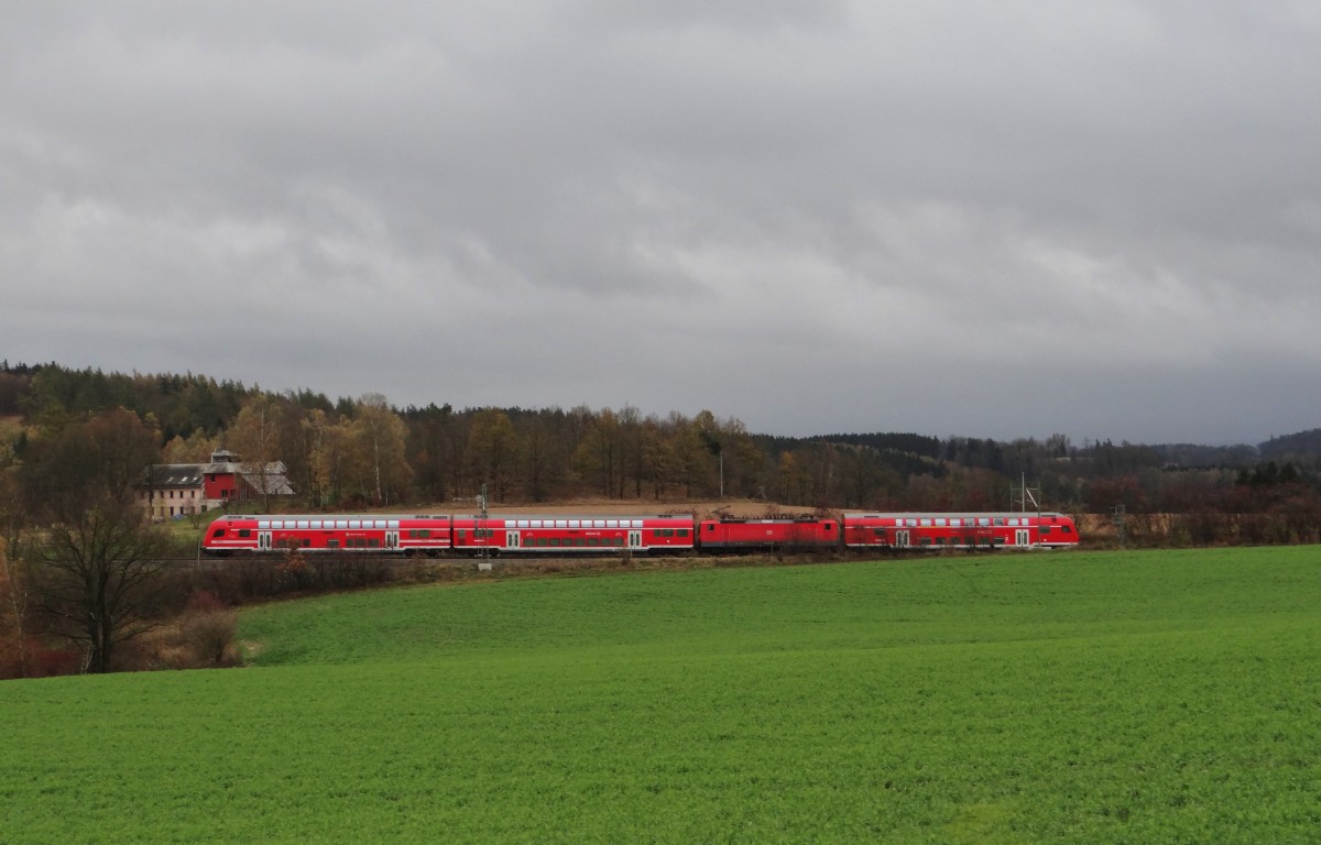 Am 02.11.13 fuhr der erste Doppelstockzug mit 143 047 nach Plauen/V.
Hier kurz vor Jssnitz/V. kommend von Freiberg/Sachs.