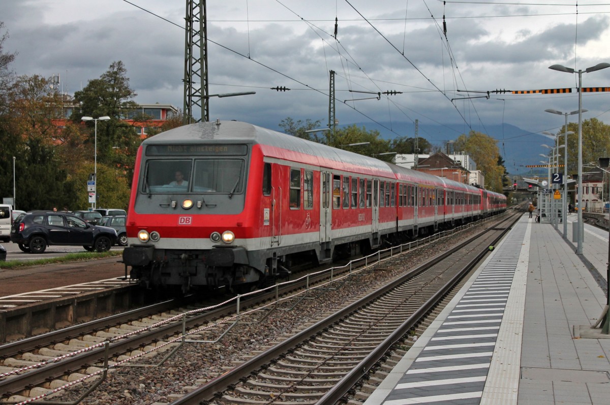 Am 02.11.2013 bestand der RegioLr von Freiburg nach Offenburg aus zwei n-Wagen Garnituren und zwischen drin fuhr die Freiburg 111 062-6  Neuenburg (Baden) , als der etwas etwas komisch aussehende Zug den Bahnhof von Emmendingen durchfuhr. Besonderst an dem Bild ist auch der neue Bahnsteig 2+3, der erst seit ca. einer Woche fertig ist.