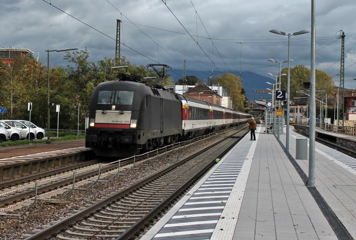 Am 02.11.2013 durchfuhr ES 64 U2-070 zusammen mit EC 6 den Bahnhof Emmendingen gen Offenburg.