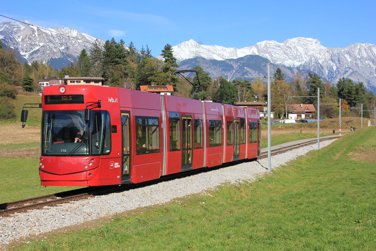 Am 02.11.2014 fährt TW 318 (Typ: Bombardier Flexity Outlook) nach der Haltestelle Lanser See seinem Ziel IGLS entgegen. 