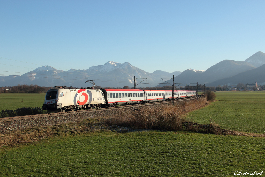 Am 02.12.13 bespannte die ÖBB 1116 264 einen Korridor OIC von Wien nach Landeck.
Hier ist der Zug bei Bernau im deutschen Eck zu sehen.