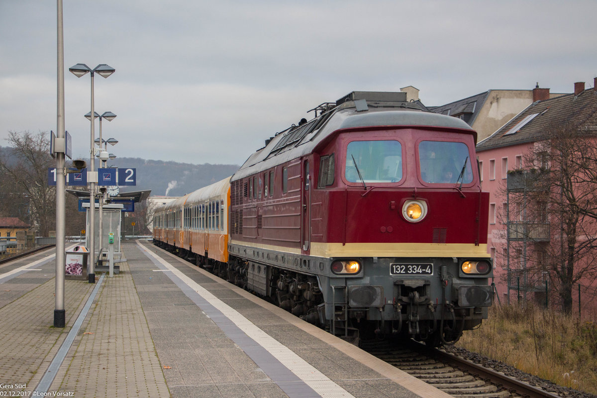 Am 02.12.2017 fuhr 132 334 durch Gera Süd mit einem Sonderzug der aus 3 ehemaligen Halberstädter Städte Express wagen (Bmh) bestand.