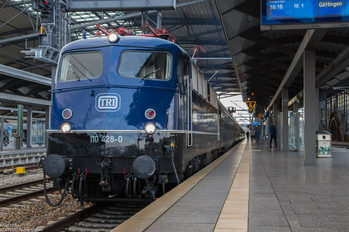 Am 02.12.2017 stand 110 428 mit einem Classic Courier der 5 Stunden Aufenthalt hatte und dann weiter nach Chemnitz Hauptbahnhof fuhr in Erfurt Hauptbahnhof.