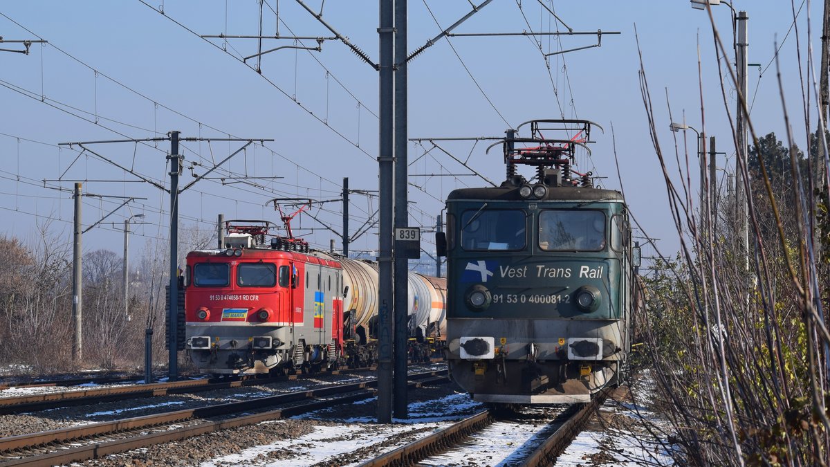 Am 02.12.2018 warteten im Bahnhof Bucuresti Baneasa die Eloks 92-53-0-400081-2 der Vest Trans Rail und 92-53-0-474058-1 der CFR Marfa auf grünem Licht.