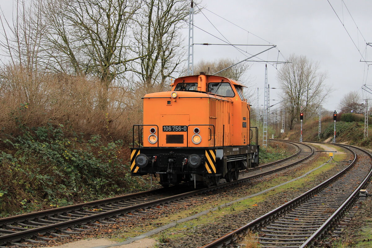 Am 02.12.2021 fanden einige Testfahrten (als Sperrfahrten) zwischen dem Bft Sassnitz Mukran Borchtitz, Bf Lancken - Bf Sassnitz mit der Press 106 756 statt. Ich konnte im Bahnhof Lancken gerade noch so die letzte Tour fotografieren. Hier zu sehen bei der Durchfahrt, durch Gleis 2, Bf Lancken.