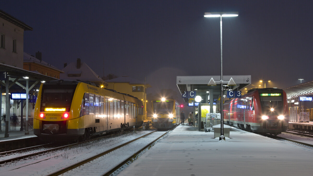 Am 02.12.2022 treffen sich im verschneiten Bahnhof Marktredwitz 648 206 als RB 3 aus Regensburg, 650 74x als RB95 nach Hof über Cheb und 612 595 als RE 31 Nürnberg-Hof. Zumindest für den Fotografen war dies der erste Schneefall der Wintersaison 2022/2023. 