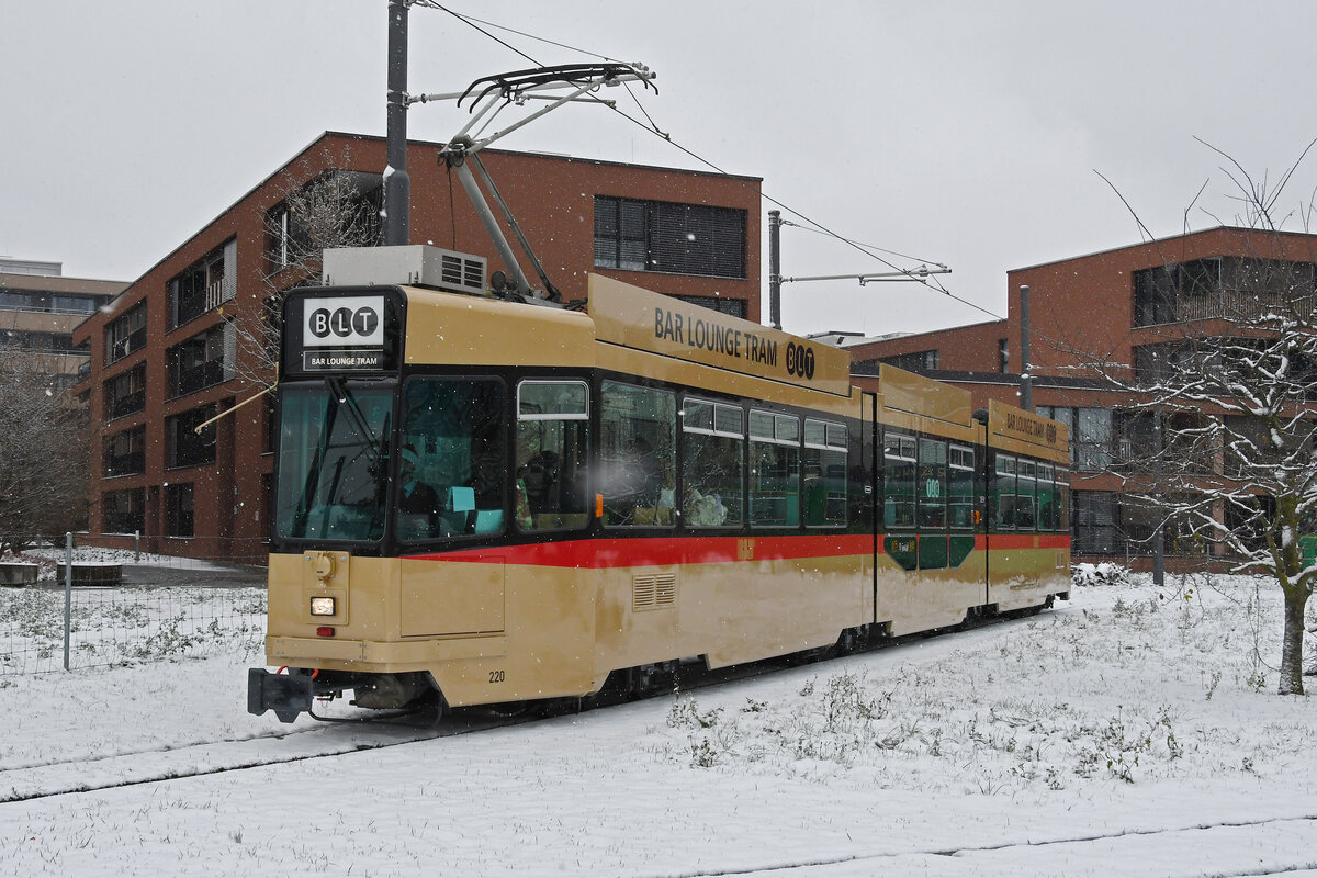 Am 02.12.2023 fand die Santiglausenfahrt mit den Lounge Trams der BVB (628) und BLT (220)statt. Organisiert wurde die Fahrt vom Tram Club Basel. Hier wendet der Be 4/8 220 in der Schlaufe in Pratteln.