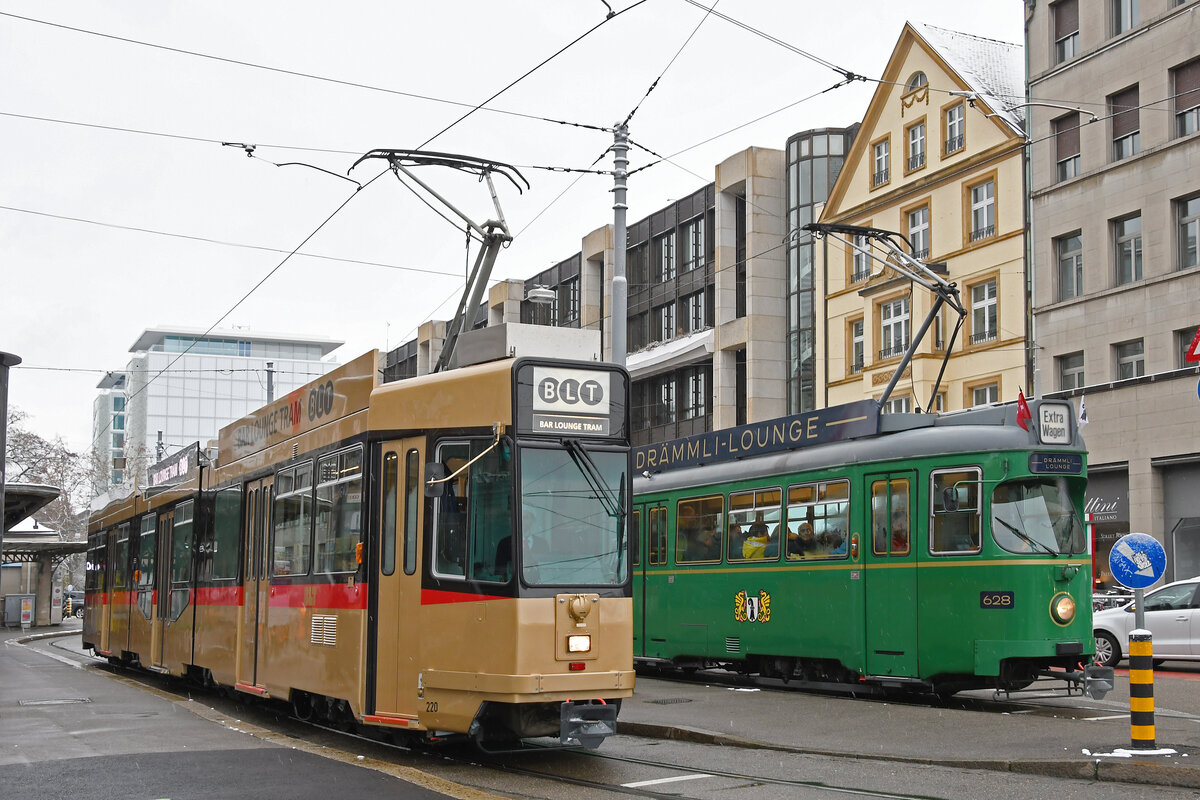 Am 02.12.2023 fand die Santiglausenfahrt mit den Lounge Trams der BVB (628) und BLT (220)statt. Organisiert wurde die Fahrt vom Tram Club Basel. Hier stehen die beiden Wagen auf den früheren Haltestellen der Linie 10 und 11 am Aeschenplatz.