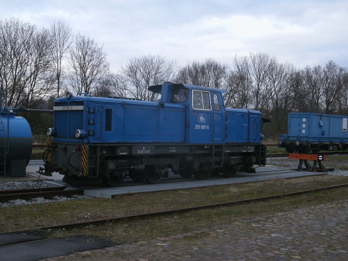 Am 02.Januar 2014 konnte ich die 251 901 an der Putbuser Tankstelle fotografieren.