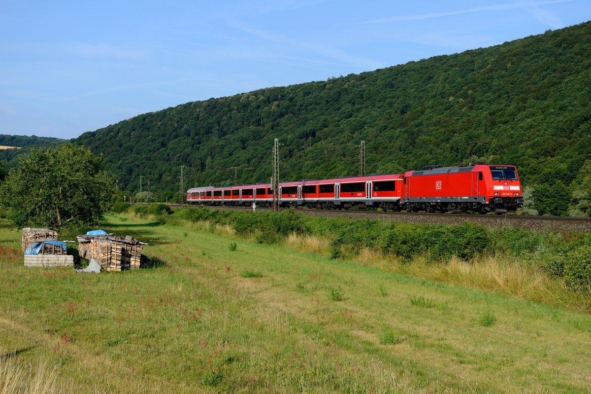 Am 03. Juli 2014 konnte bei Wernfeld die 146 245 mit RE 4603 nach Würzburg aufgenommen werden. Bemerkenswert der n-Steuerwagen mit Wittenberger Kopf vor den PUMA-Wagen.