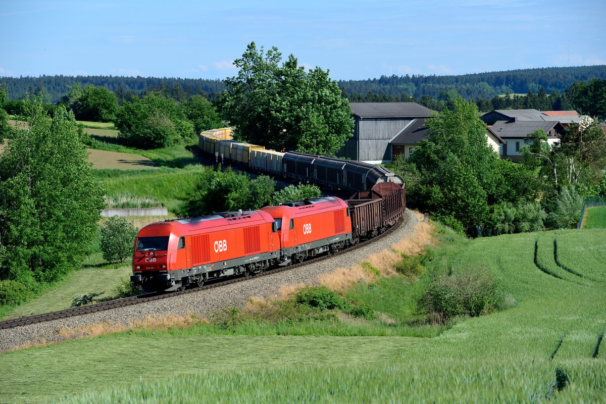 Am 03. Juni 2015 wurde erneut die Strecke von Schwarzenau nach Waldhauses besucht und der letzte Güterzug des Tages abgewartet. Bei Obernondorf wurde bei sommerlicher Hitze für VG 73145 Position bezogen. Genau zur Planzeit kamen dann auch 2016.021 und 003 mit ihrem mehr als 80 Achsen zählenden Zug auf ihrer Fahrt nach Schwarzenau am Fotografen vorbeigebrummt.