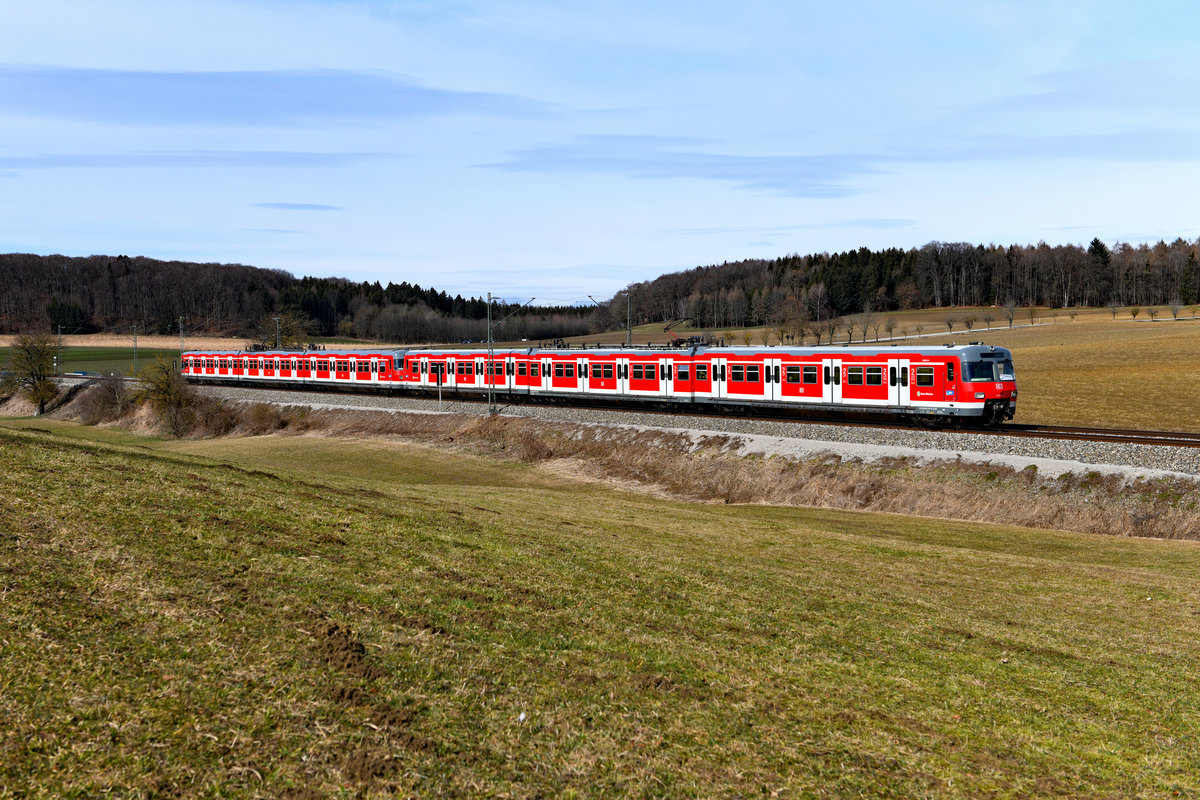 Am 03. März 2019 waren 420 474 und ein weiterer Triebzug dieser Baureihe als S4 nach Trudering unterwegs und konnten bei Kottgeisering aufgenommen werden. 